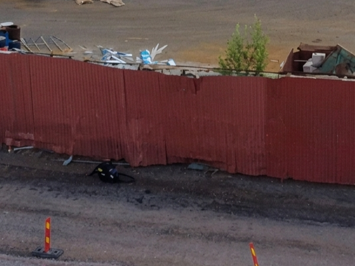 Plank vid återvinningsgård med klotter efter laserrengöring