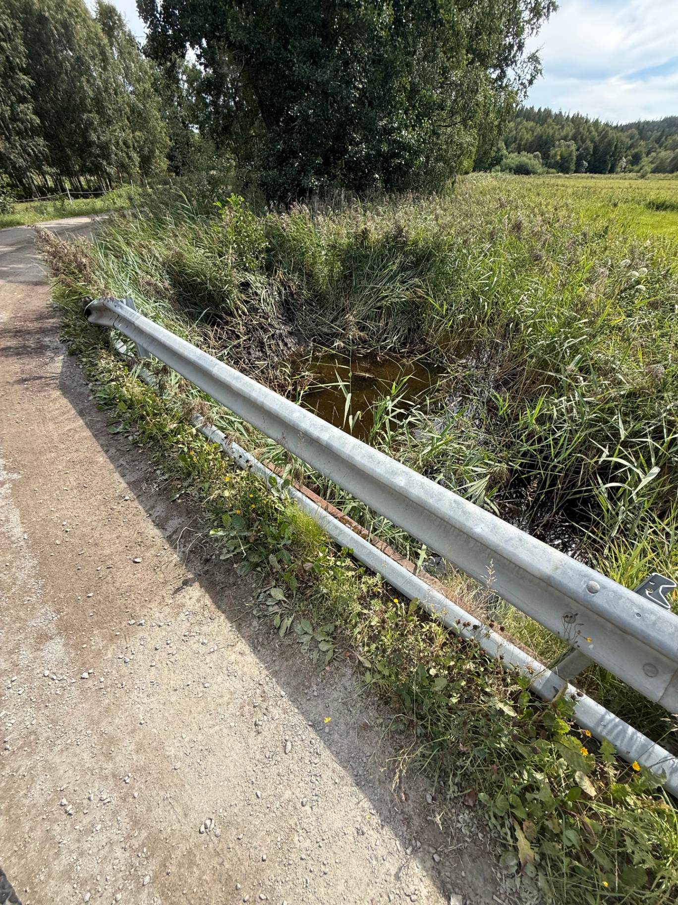 Vägräcke med gult klotter efter laserrengöring