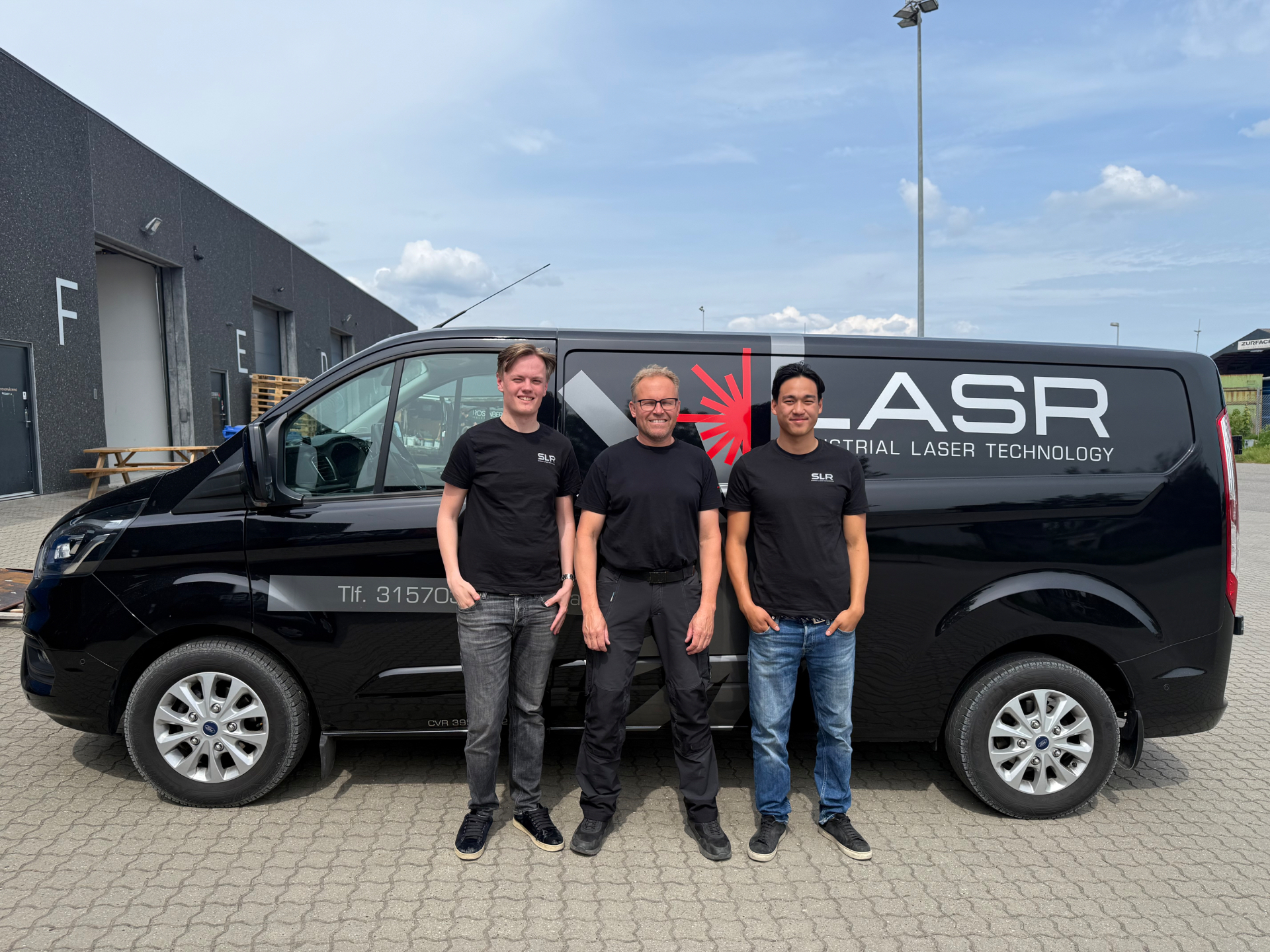Svensk Laserrengöring hos LASR i Danmark framför servicebil med industriell laserteknik