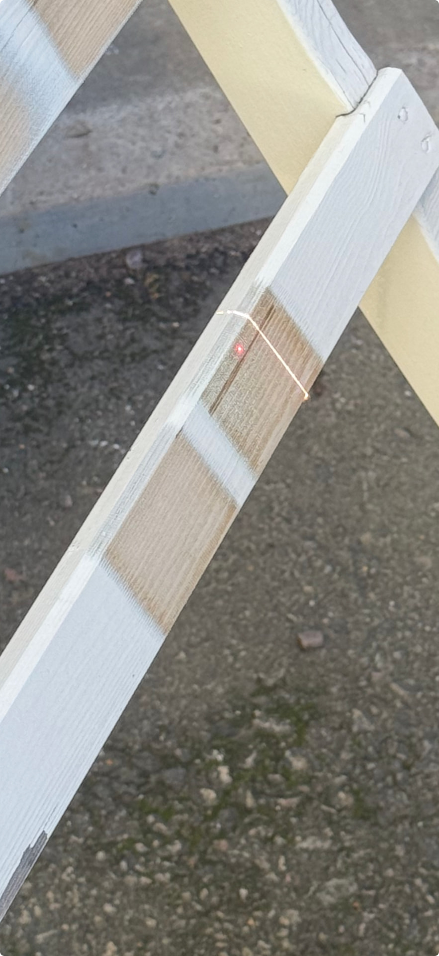 Målad trälist halvt rengjord med laser